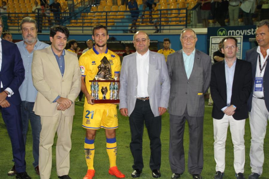 El #alcalde de #Alcorcón, @davidperez, entregó la XLI edición del tradicional #TrofeoPuchero-Jenasa que disputaron ayer miércoles 31 en el estadio Santo Domingo, la @AD_Alcorcon y el @RVMOficial