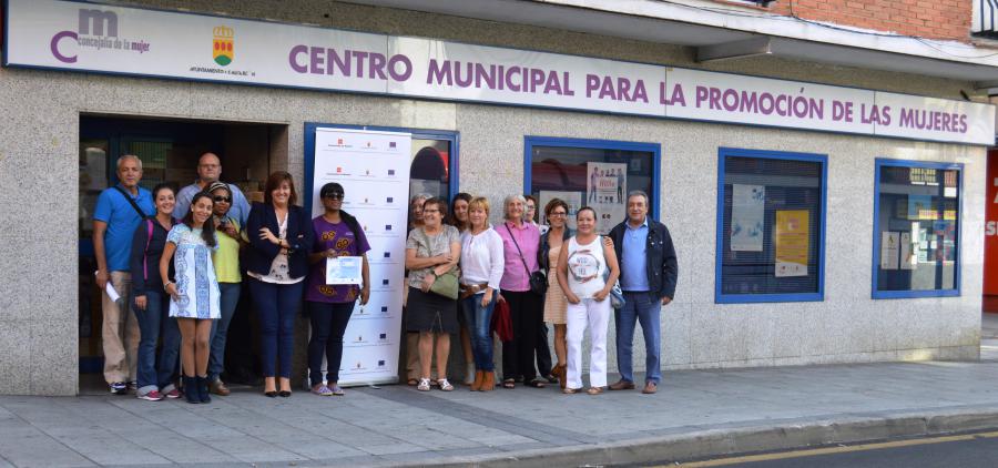 La concejal de Mujer, @Susanamozo, entrega los diplomas a los alumnos de los talleres de Autonomía Personal