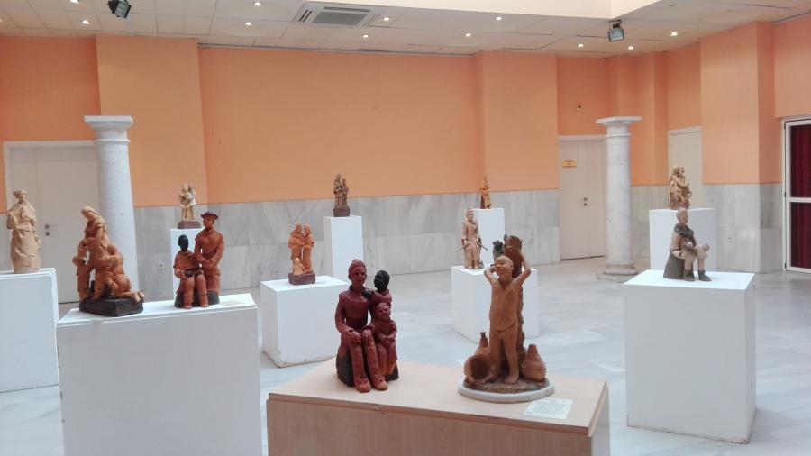 El centro cultural Los Castillos acoge una exposición de piezas de barro y pinturas