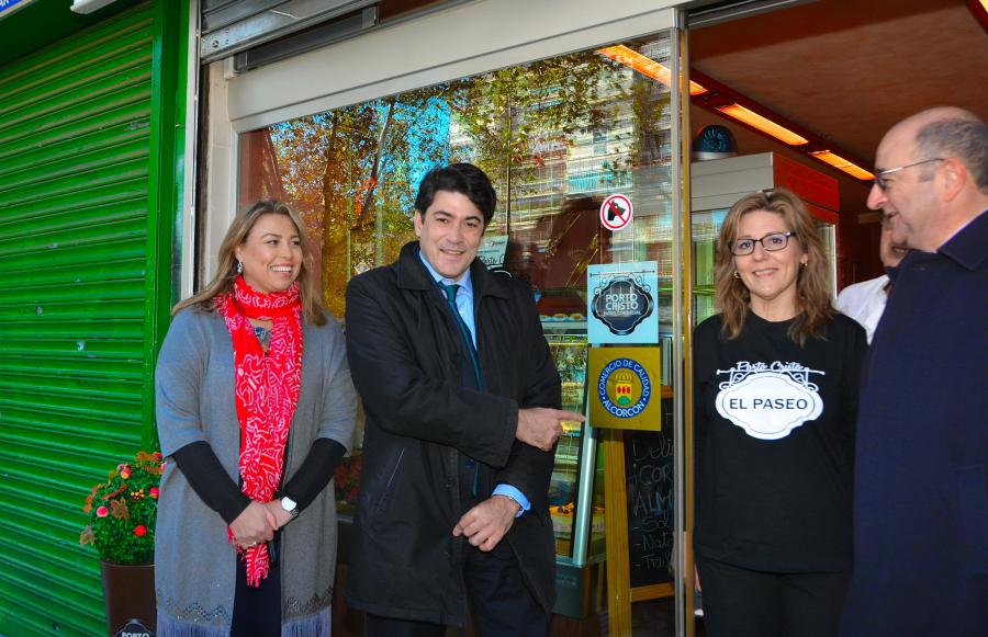 @davidperez hace entrega de los primeros Sellos de Calidad 26 comercios locales del eje comercial Parque de Lisboa #Alcorcón