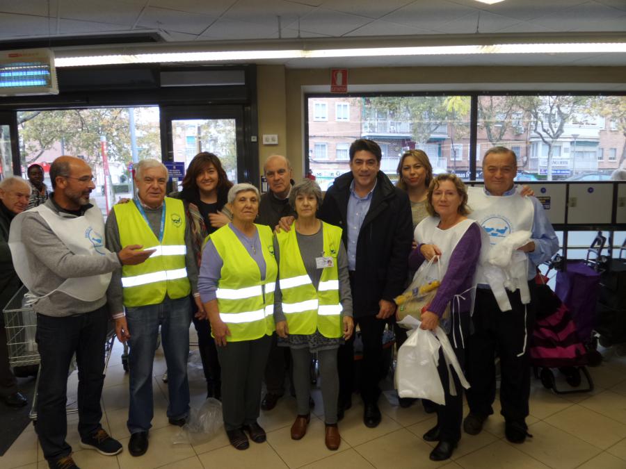 El alcalde de #Alcorcón, @davidperez, colabora un año más en la @GranRecogidaMad @bancoalimadrid