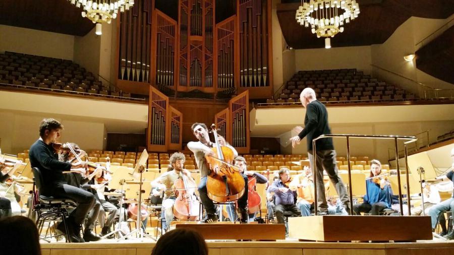 Los alumnos de violencello de la @EmmAlcorcon asisten al ensayo general de la Orquesta Nacional de España