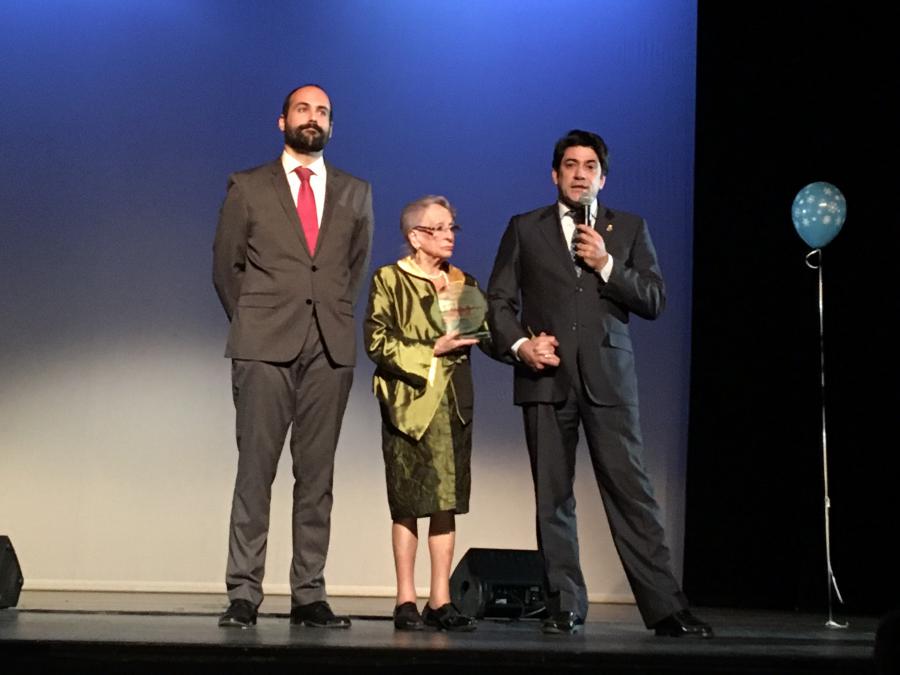 El alcalde, @davidperez, homenajea a ‘Emilita’ en la Gala de #Navidad organizada para los #Mayores de #Alcorcón