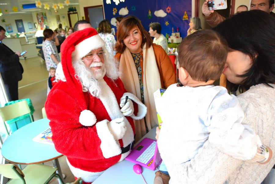 Los niños ingresados en el Hospital de #Alcorcón reciben la visita de Papá Noel