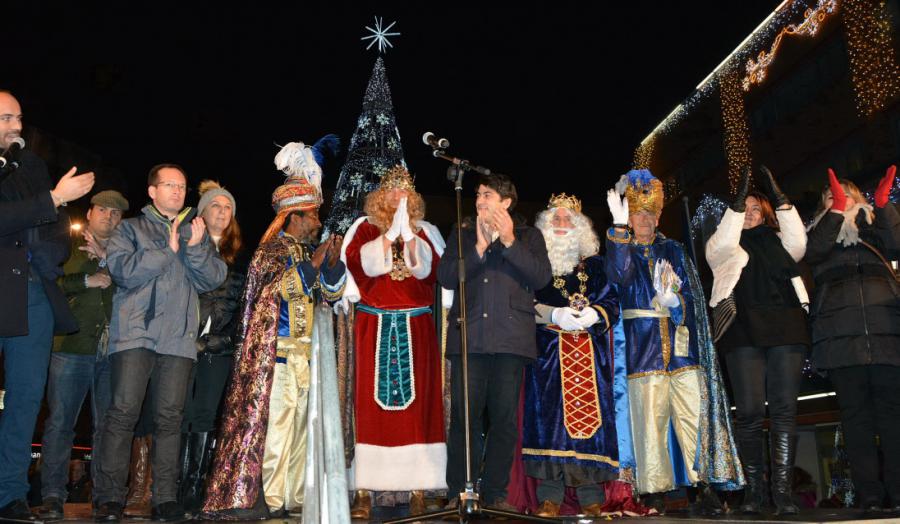 Sensacional Cabalgata en #Alcorcón, a la que acudieron miles de familias para recibir por todo lo alto a los #ReyesMagos