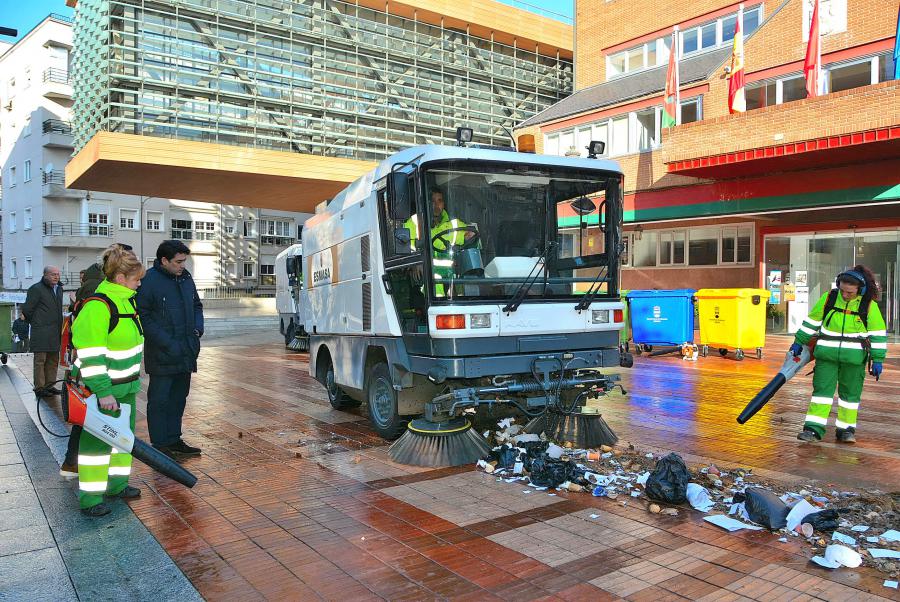 #Alcorcón contará con dos nuevas barredoras de hojas y 601 contenedores de reciclaje para comerciantes y empresarios