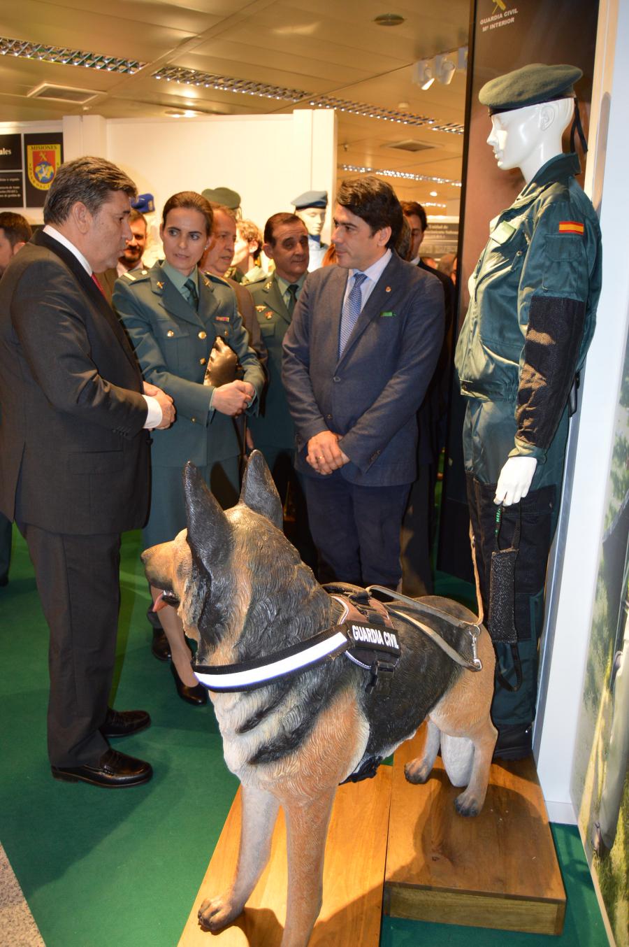 El alcalde, @davidperez, asiste a la inauguración de la exposición “Mujer y Guardia Civil”