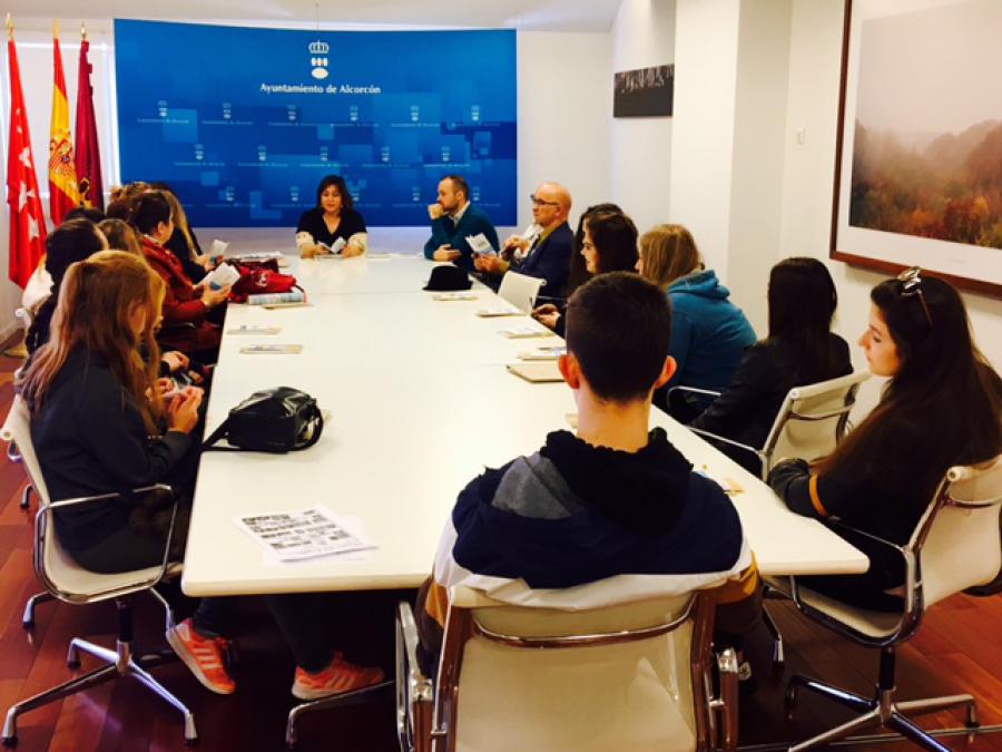 @susanamozo da bienvenida a la ciudad a los estudiantes de intercambio polacos al Instituto Luis Buñuel de #Alcorcon