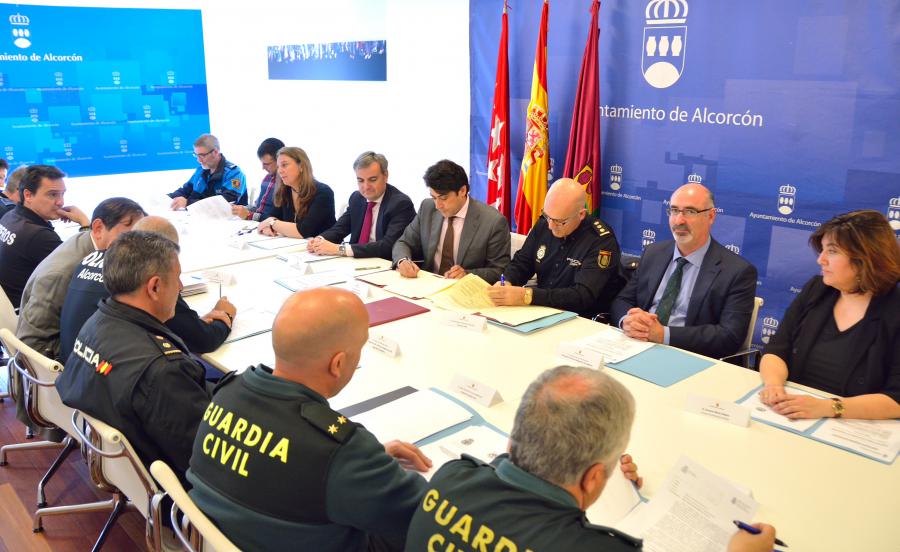 @davidperez: “Este ambicioso plan refuerza la vital coordinación entre @policía y @PoliciaAlcorcon para proteger a las mujeres víctimas de violencia de género de #Alcorcon”
