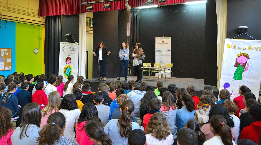 Un centenar de alumnos del colegio García Lorca celebran el Día Internacional de la Mujer con una lectura sobre la igualdad #diadelamujeralcorcon