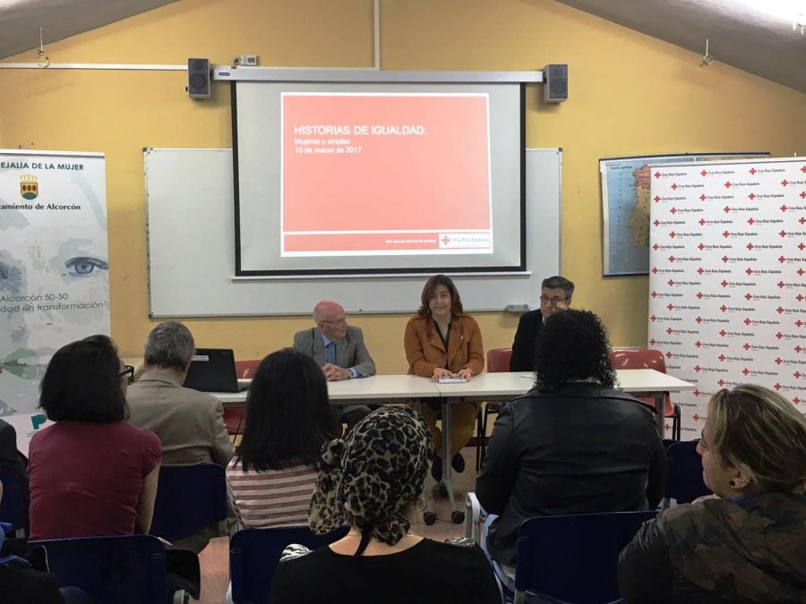 @Susanamozo asiste a un acto de Cruz Roja #Alcorcón en el que varias mujeres explican su experiencia positiva en la búsqueda de empleo