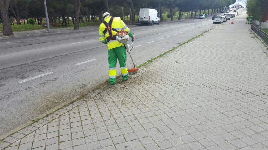 El @AytoAlcorcon comenzó ayer la campaña de desbroce en las calles de la ciudad