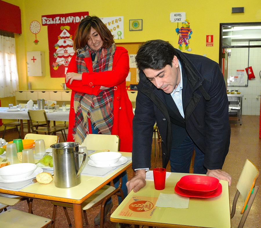 El alcalde de #Alcorcón, @davidperez, supervisa los menús de los alumnos con intolerancias alimenticias