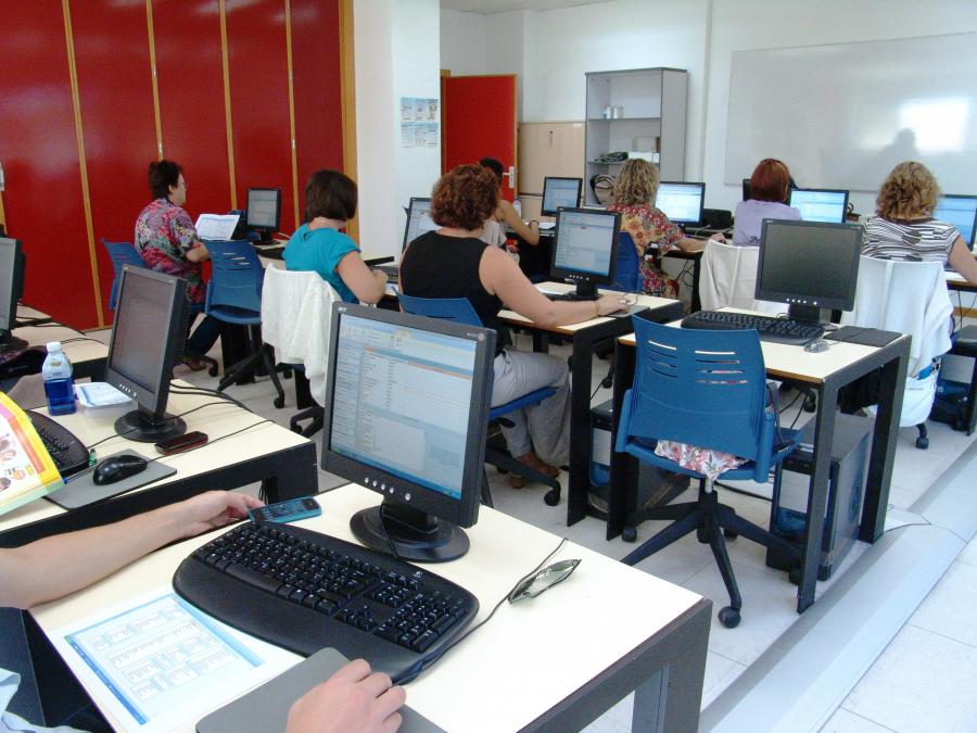 El paro en las mujeres en #Alcorcón ha bajado un 7,92% en febrero respecto al mismo mes de 2016