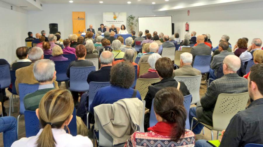 @davidperez: “#Alcorcón es una ciudad segura y este tipo de charlas ayudan a que los vecinos conozcan el buen hacer de todos los efectivos implicados”