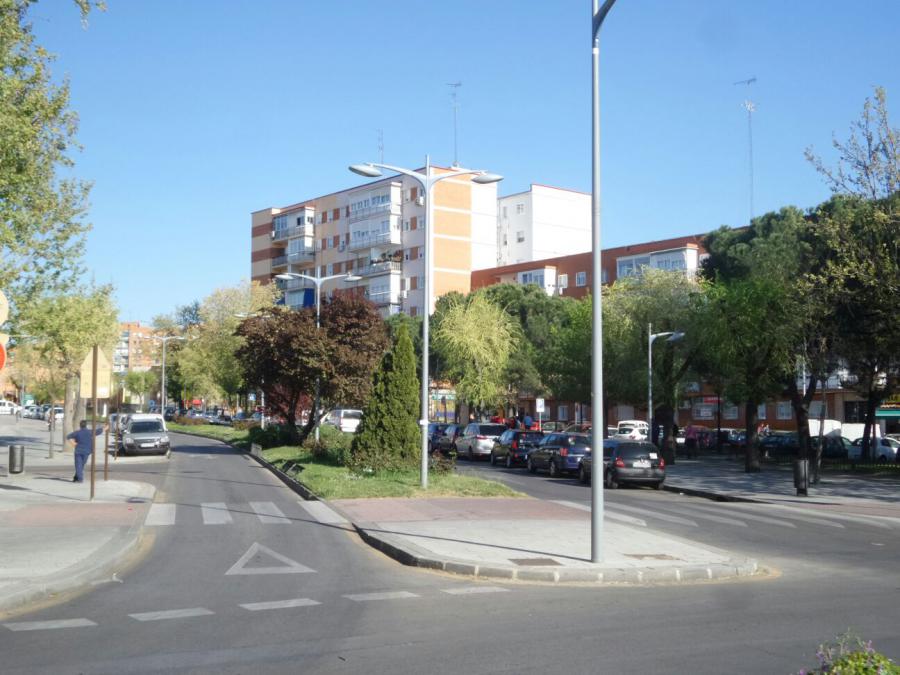 La calle los Cantos sufrirá cortes de tráfico el próximo martes 11 de abril por labores de mantenimiento en zonas ajardinadas entre Recinto ferial y calle Mayor