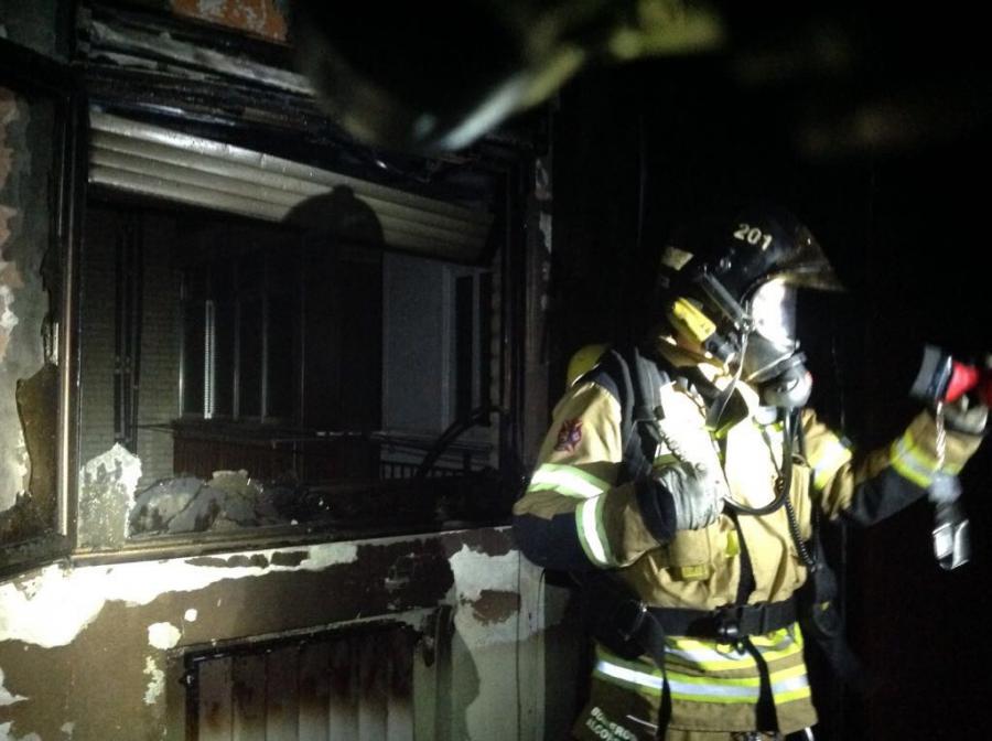 Bomberos de #Alcorcón sofocan un importante incendio en la calle Cantos que deja un herido junto a dos bomberos afectados y graves daños en una vivienda @alcorconbombero