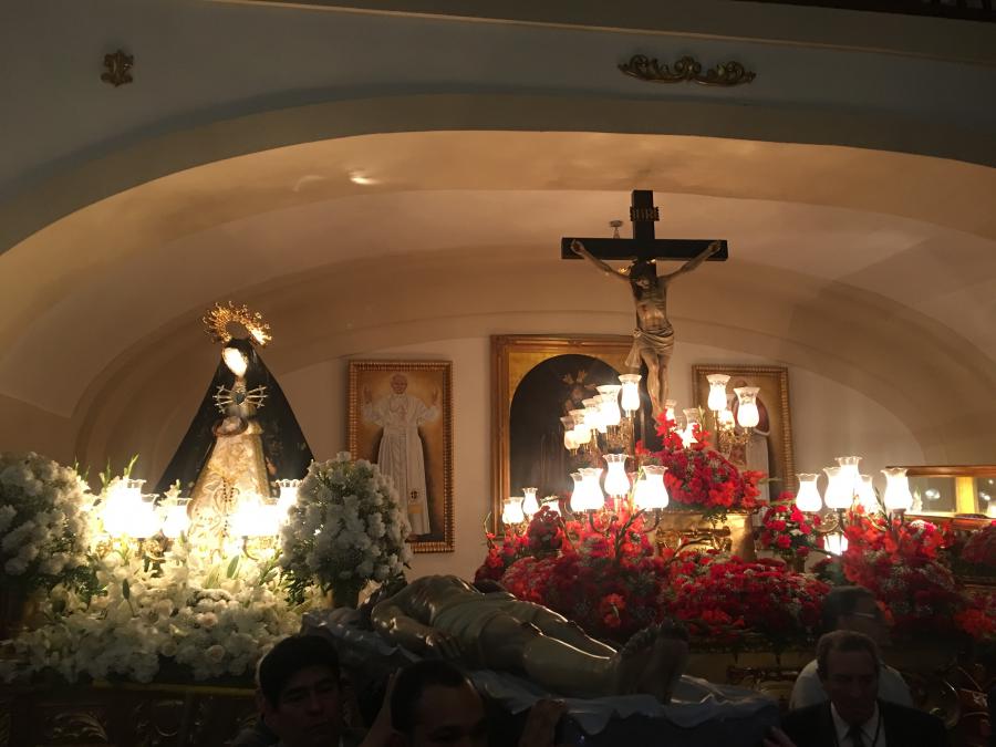 Cientos de vecinos de #Alcorcón celebraron la procesión del Santísimo Cristo de la Buena Muerte, Santo Yacente y de Nuestra Señora de la Soledad