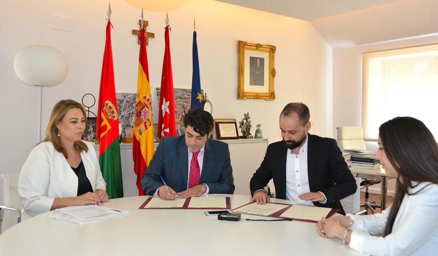 @davidperez firma un convenio de colaboración con @Chaussea para fomentar el empleo en #Alcorcón