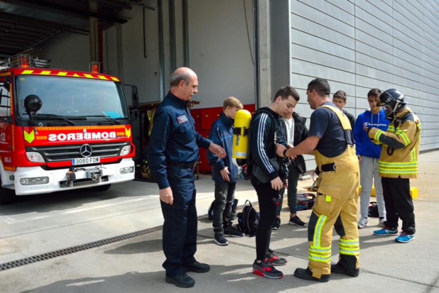 Alumnos de Secundaria conocen de cerca la labor del Cuerpo de Bomberos y Policía Municipal de #Alcorcón