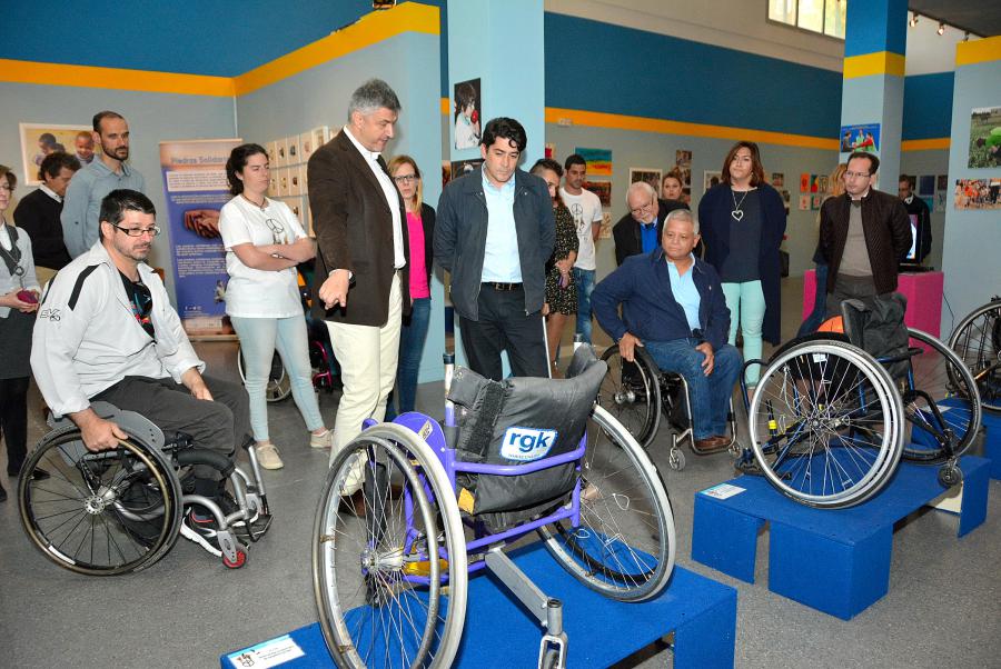 El alcalde de #Alcorcón, @davidperez, inaugura de la mano de la @FDIFundacion la exposición 