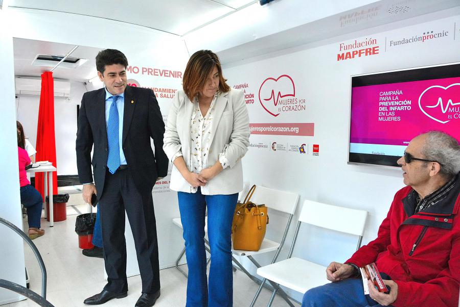 El alcalde visita el bus de la Fundación @MAPFRE para aprender a prevenir o detectar afecciones cardiacas #Alcorcón @davidperez