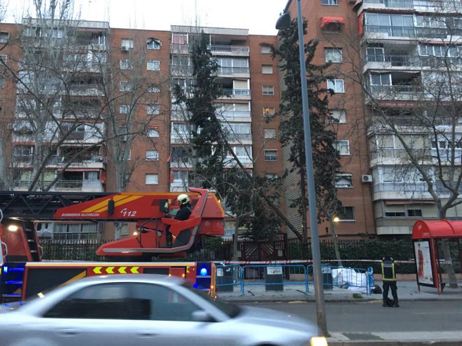 @alcorconbombero recuerda extremar las #precauciones en #ciudad ante #viento y #lluvia de fuerte intensidad