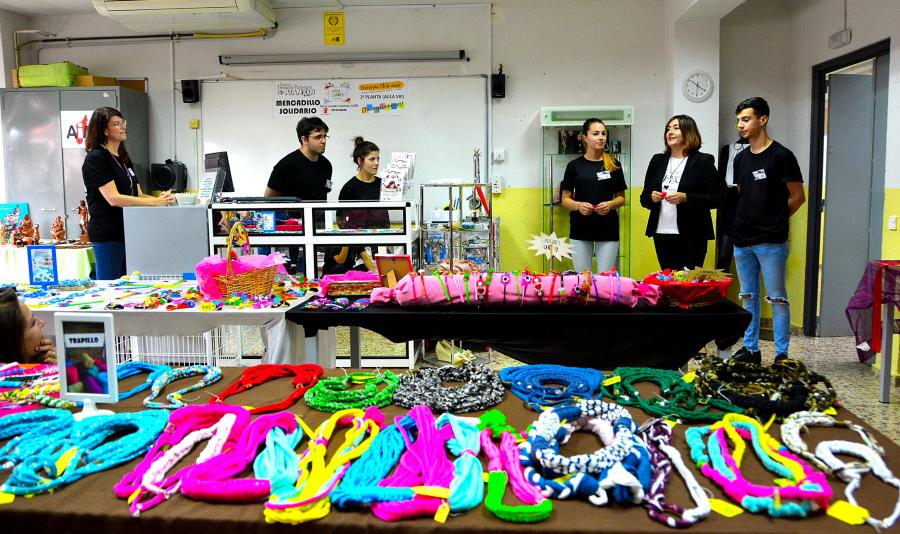 @Susanamozo ha inaugurado el Mercadillo Solidario que los alumnos del centro @FPJuanXXIII han realizado para recaudar fondos