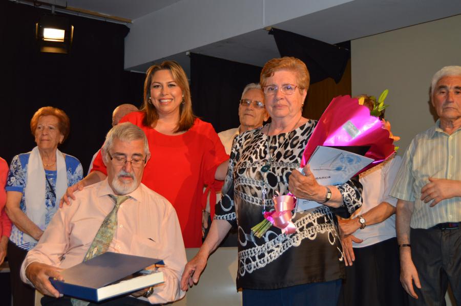 @SilviaCruzM hace entrega de un pequeño homenaje a José Luis Crespo