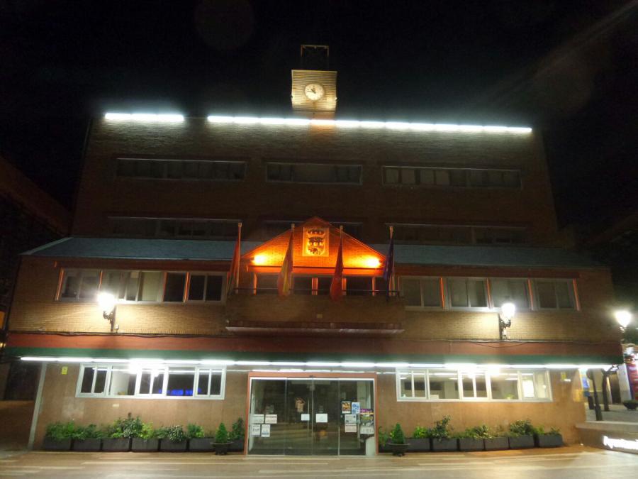 #Alcorcón ilumina su fachada de color naranja para sensibilizarse con las personas que padecen epilepsia en #DíaNacionalDeLaEpilepsia
