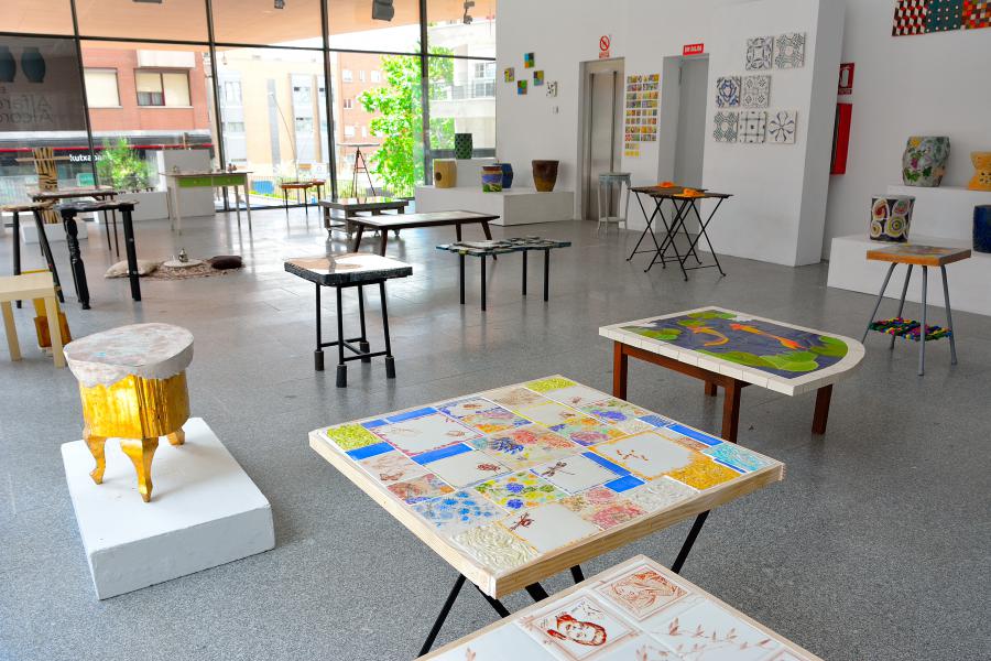 Sorprendente y creativa colección de mesas de cerámica en la nueva exposición en el Espacio Alfarería @AlfareriaAlcor