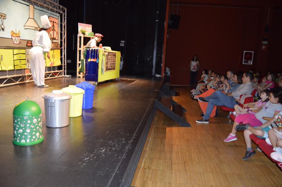El @AytoAlcorcon celebra el #DíaMedioAmbiente con más de 400 niños con la obra teatral “Mi cole recicla vidrio, ¿y tú?”