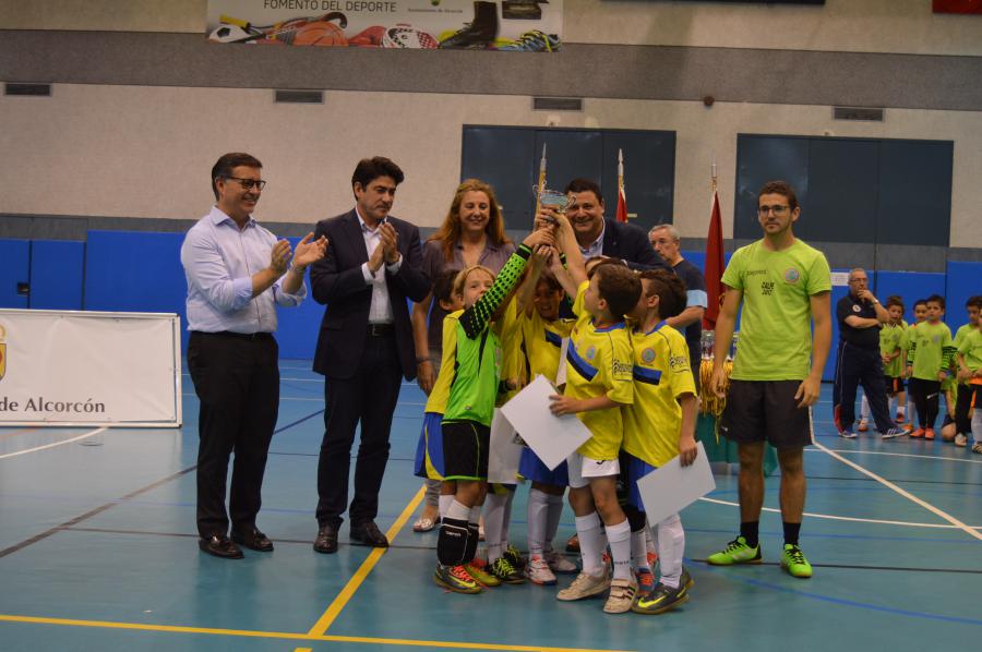 El alcalde entrega las medallas a los jugadores de la competición chupetín prebenjamín de la liga municipal de fútbol sala de #Alcorcón
