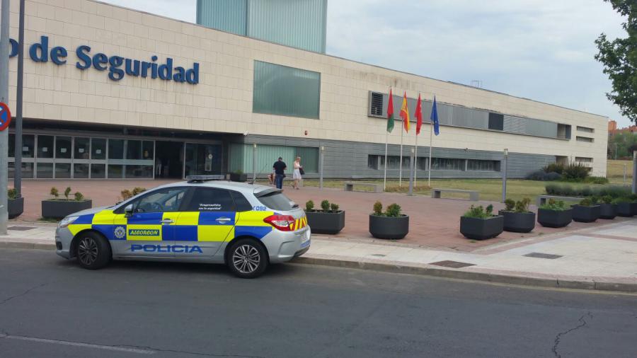 Agentes de @PoliciaAlcorcon rescatan a un #niño de dos años de edad, con síntomas de #deshidratación, del interior de un coche robado en el distrito de Latina