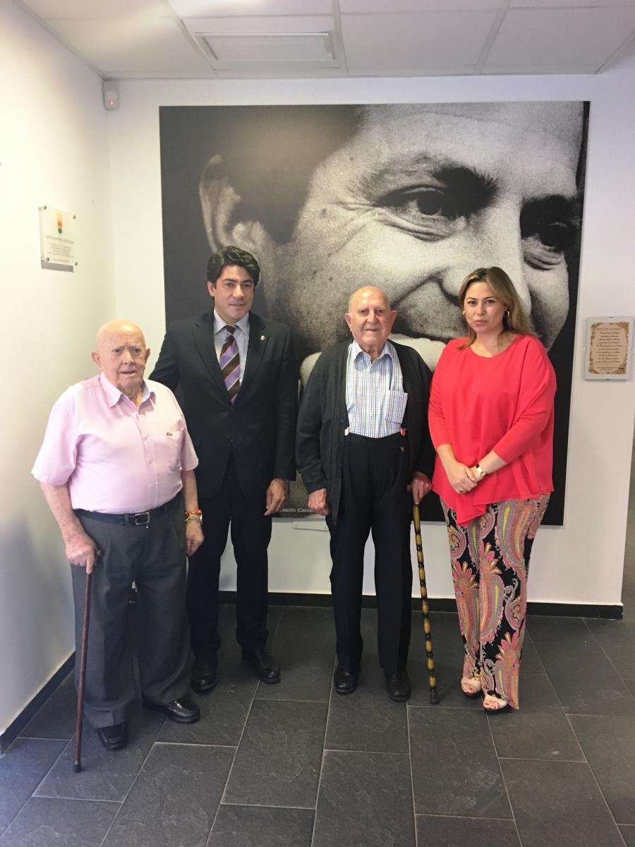 En la imagen, el alcalde de Alcorcón, David Pérez; don Francisco Cabezuelo (centro) y la primera teniente de alcalde y concejald de Mayores, Silvia Cruz