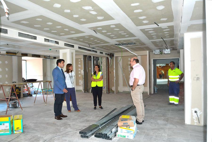 El alcalde de #Alcorcón, @davidperez, visita las obras del futuro Centro de Alzheimer