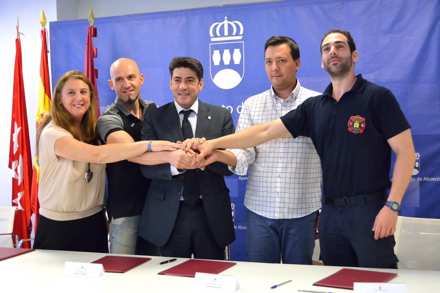 @davidperez: “Este acuerdo muestra el compromiso del #Ayuntamiento para mejorar las condiciones laborales de @alcorconbombero”