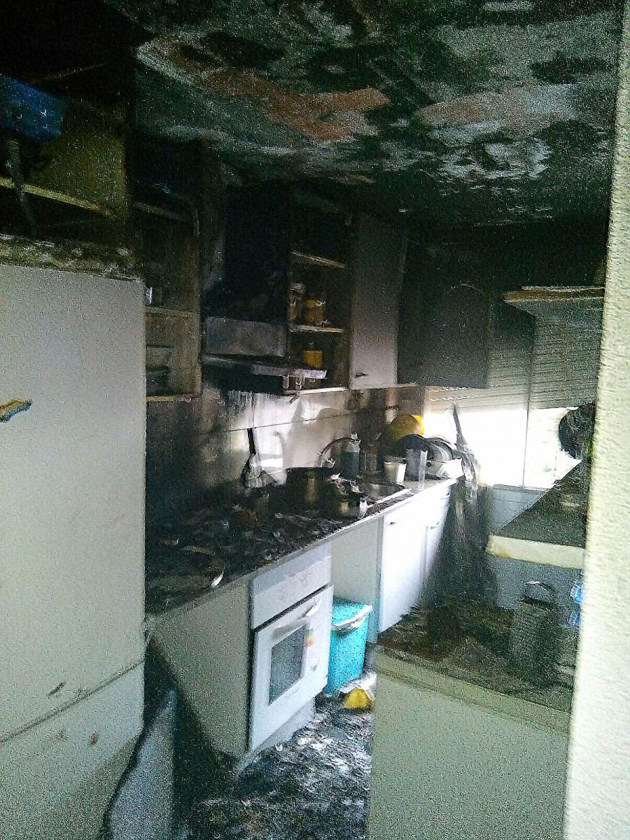 @alcorconbombero recuerda los pasos necesarios para sofocar un incendio en el hogar de una manera segura