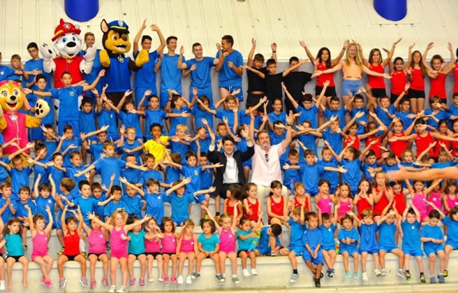 El alcalde visita el campus de fútbol y baile “Ciudad de Alcorcón” del que disfrutarán 700 niños