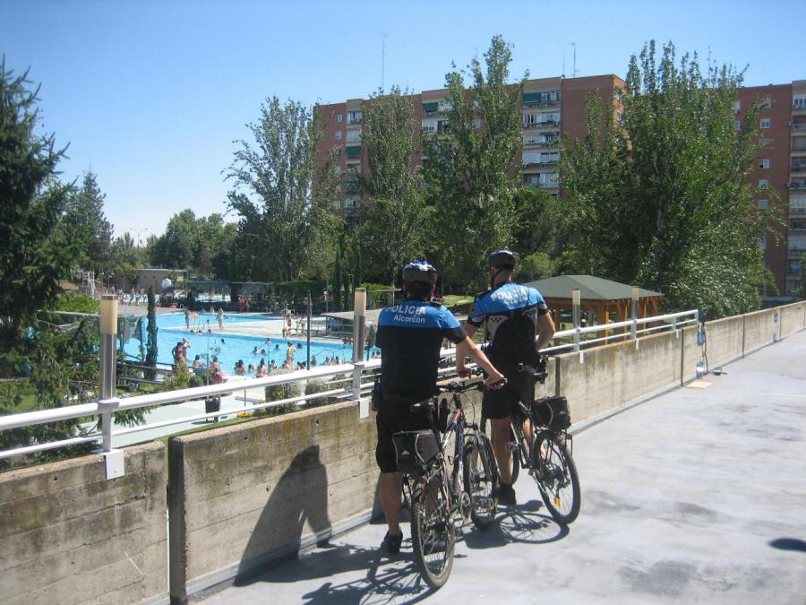 @PoliciaAlcorcon vigila las piscinas municipales de #Alcorcón hasta septiembre