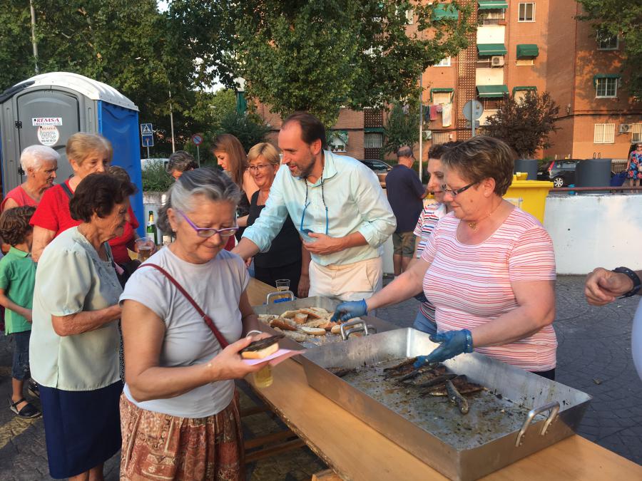 Repartidos 450 kilos de sardinas en la XVIII edición de la Sardinada Alcor de las #FiestasAlcorcón2017