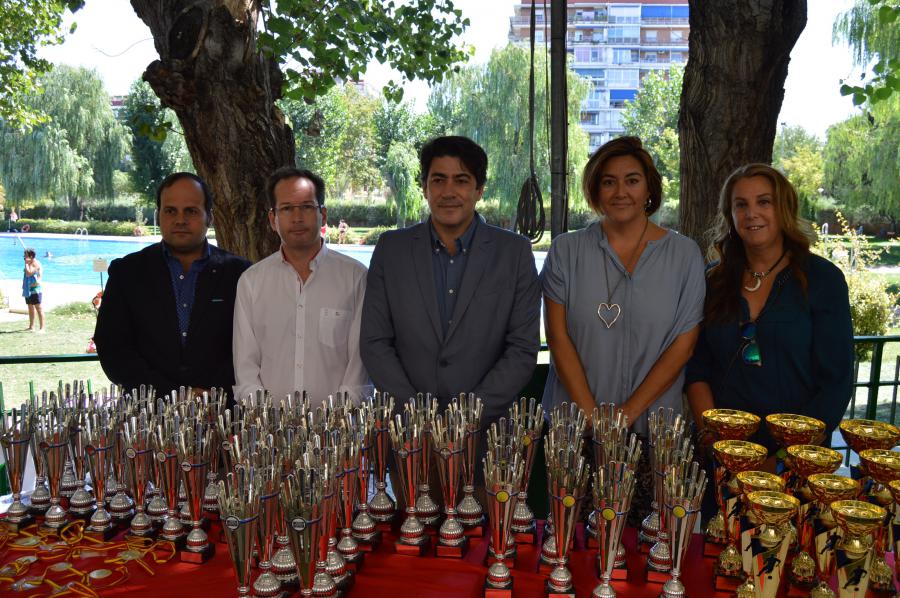 El alcalde de #Alcorcón, @DavidPerez, entrega los trofeos del Club Social Deportivo Parque Lisboa