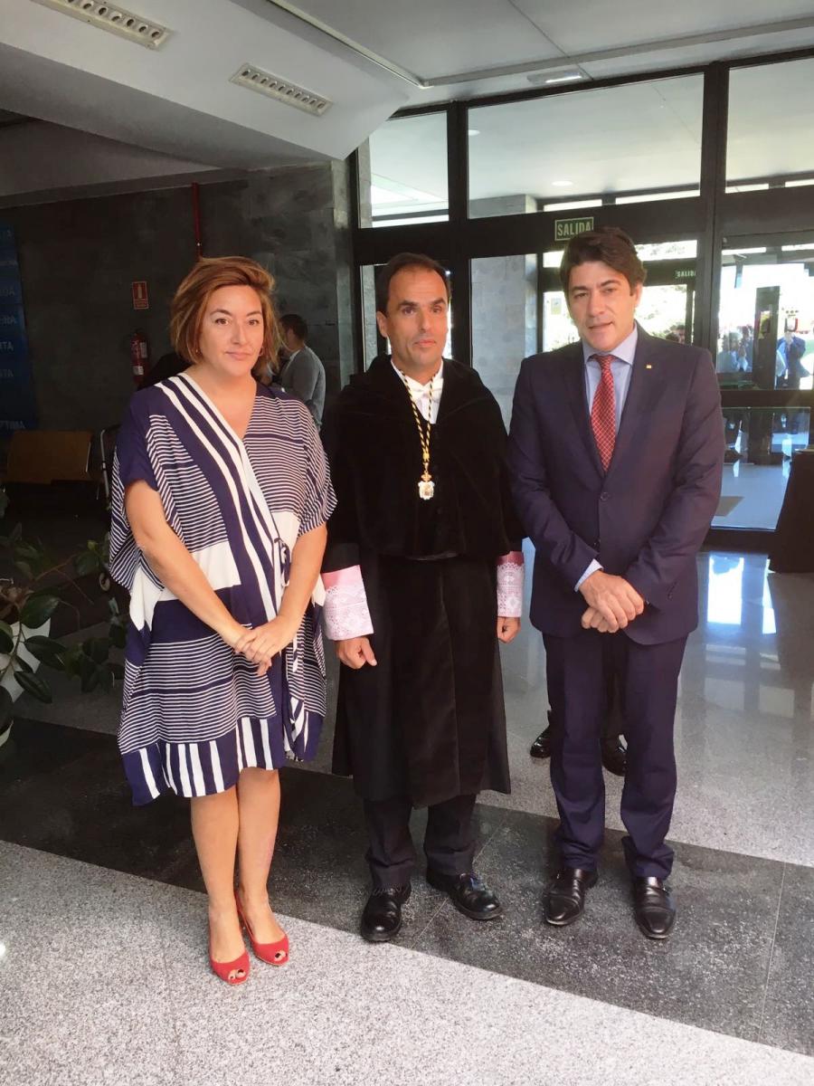 El alcalde de #Alcorcón, @davidperez, asiste al acto de inicio del curso 2017-2018 de la Universidad Rey Juan Carlos @urjc