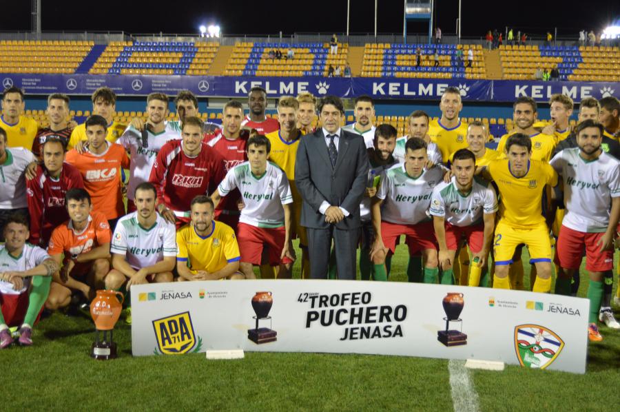 El alcalde @DavidPerez entregó el Trofeo Puchero donde se enfrentaron el @AD_Alcorcon y el @Trivalvalderas