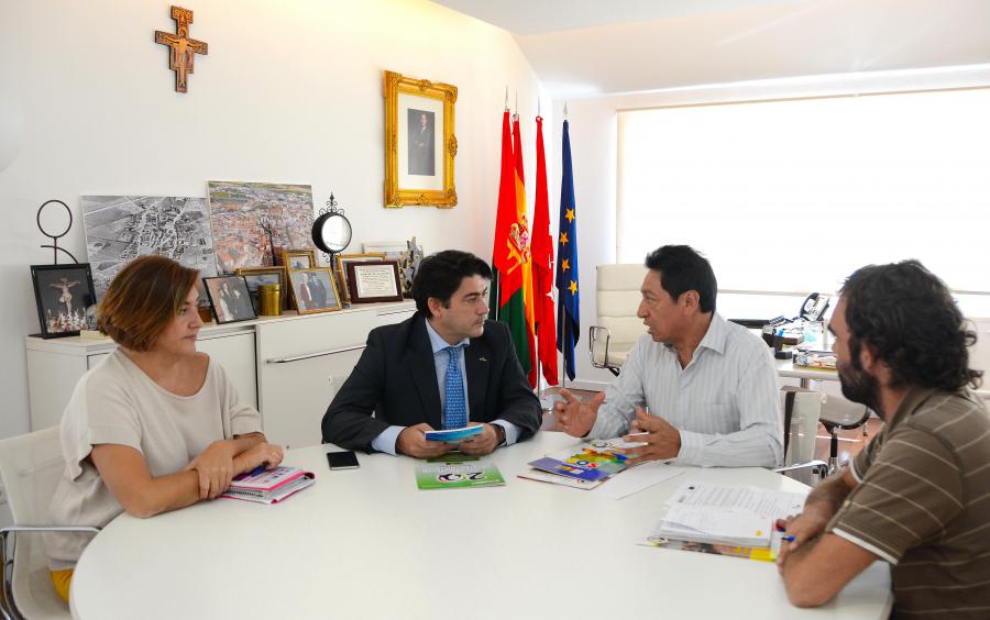 El alcalde de #Alcorcón, @davidperez, ha mantenido una reunión de trabajo con la asociación #Rumiñahui
