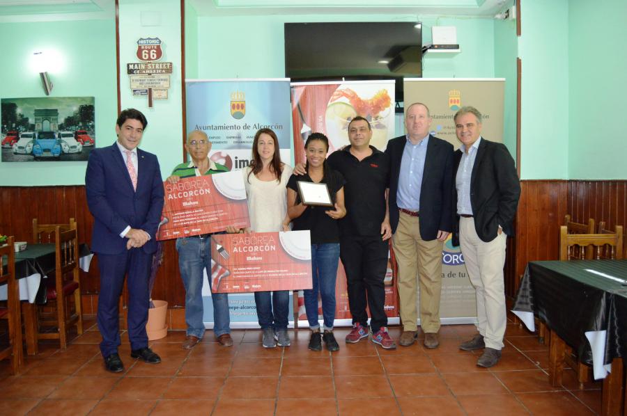 El alcalde de #Alcorcón, @davidperez, entrega los premios a los ganadores de la VII Ruta de la Tapa