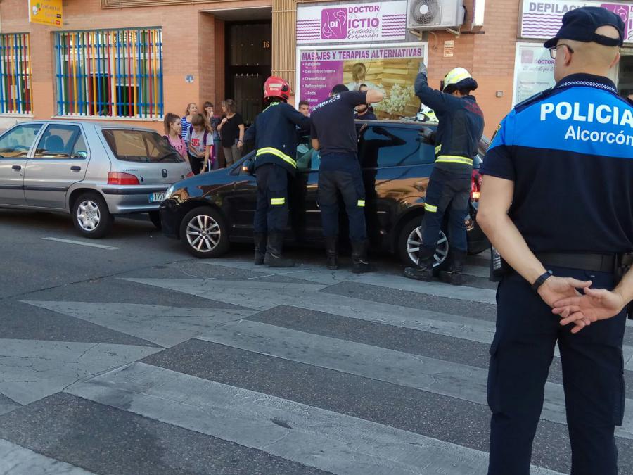 @alcorconbombero y @PoliciaAlcorcon rescatan a dos menores del interior de un vehículo del que activaron el cierre centralizado de manera accidental