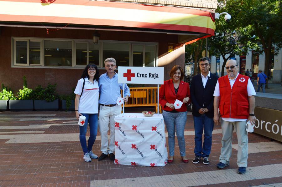 @susanamozo y @aramirezSyM participan en el #DíaBanderita de @cruzrojalcorcon