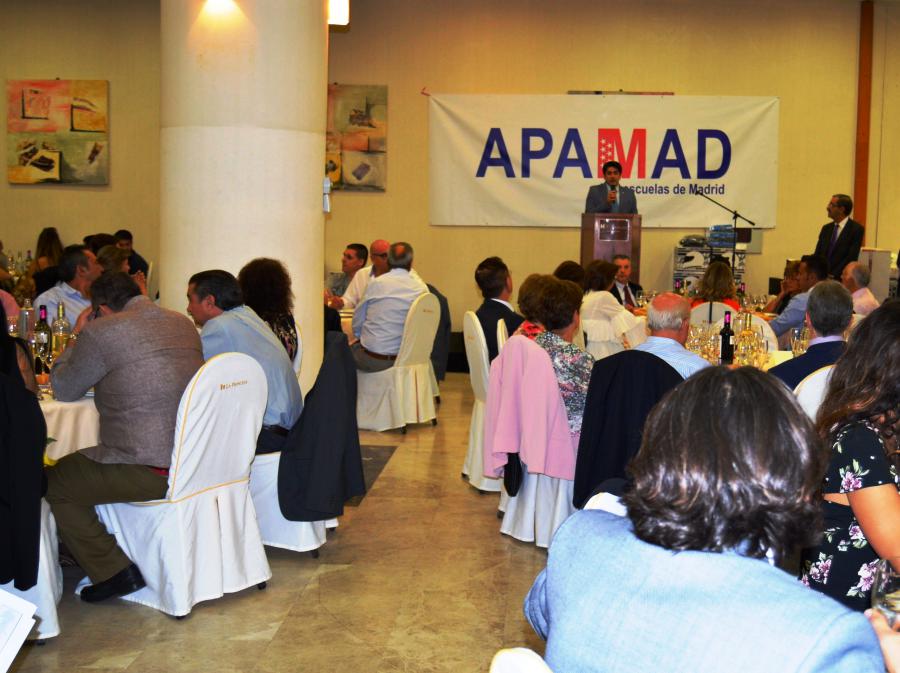 El alcalde de #Alcorcón, @davidperez, transmite su apoyo a los socios de APAMAD en la celebración de la cena anual de las autoescuelas @asociamadrid