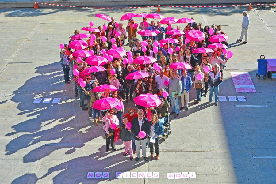 Decenas de vecinos de #Alcorcón forman una gran gota humana de solidaridad en el ##DíaMundialdelCáncerdeMama